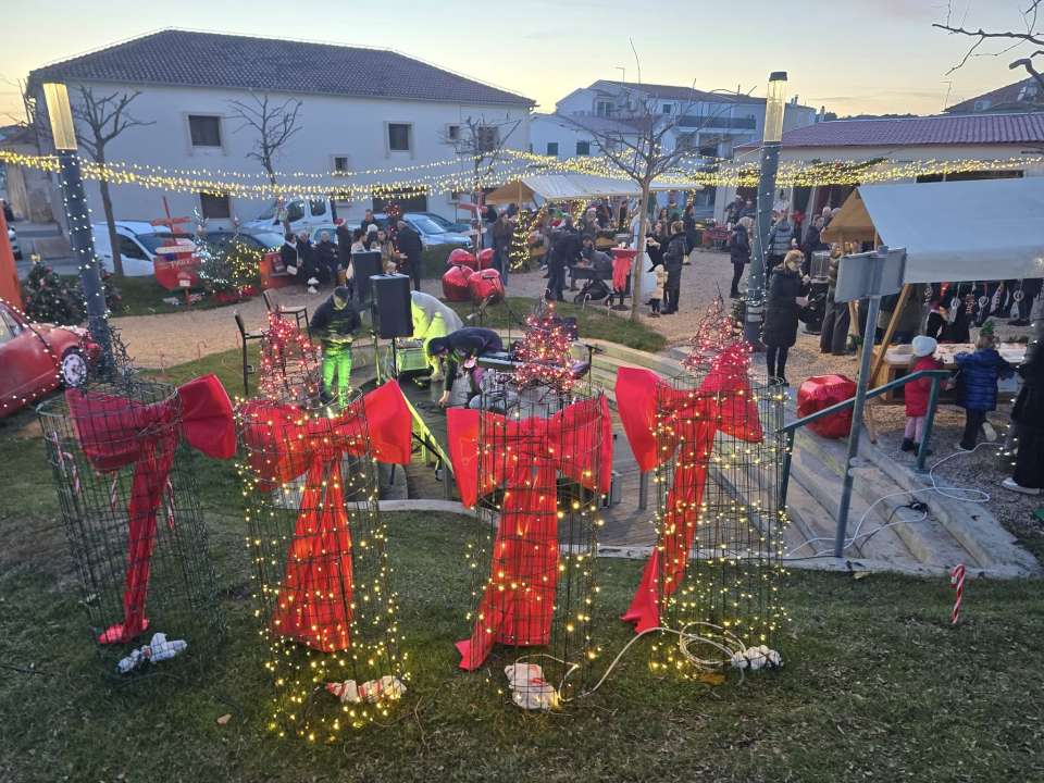 Humanitarni advent u Jezerima okupio mještane i posjetitelje