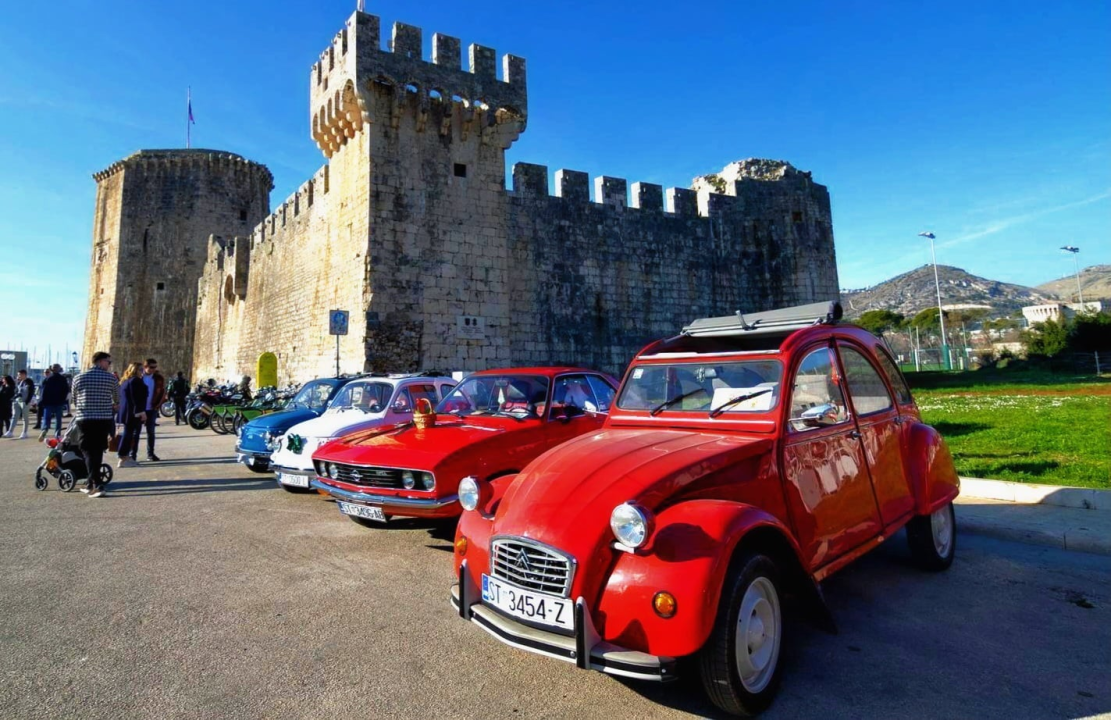 Božićni susret oldtimera: Članovi auto-moto kluba Šibenik provozali se do Trogira