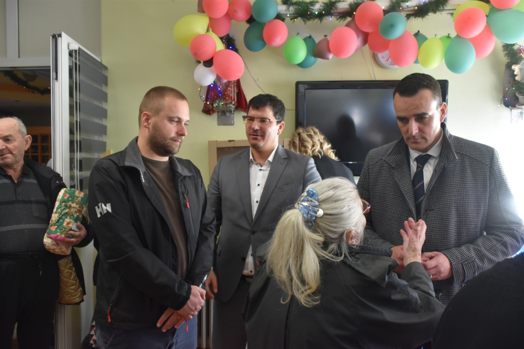 Župan Paško Rakić u blagdanskom posjetu korisnicima Cvjetnog doma