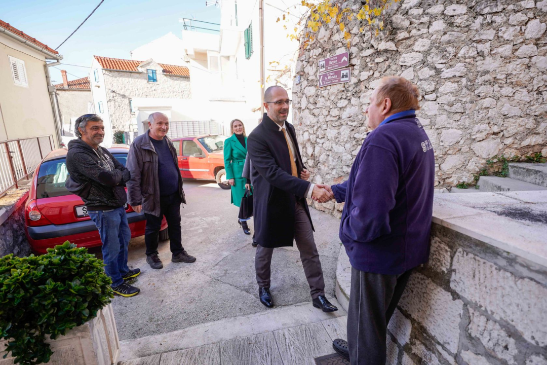 Grad osigurao slastice, pakete hrane i pečenog odojka za šibenske beskućnike