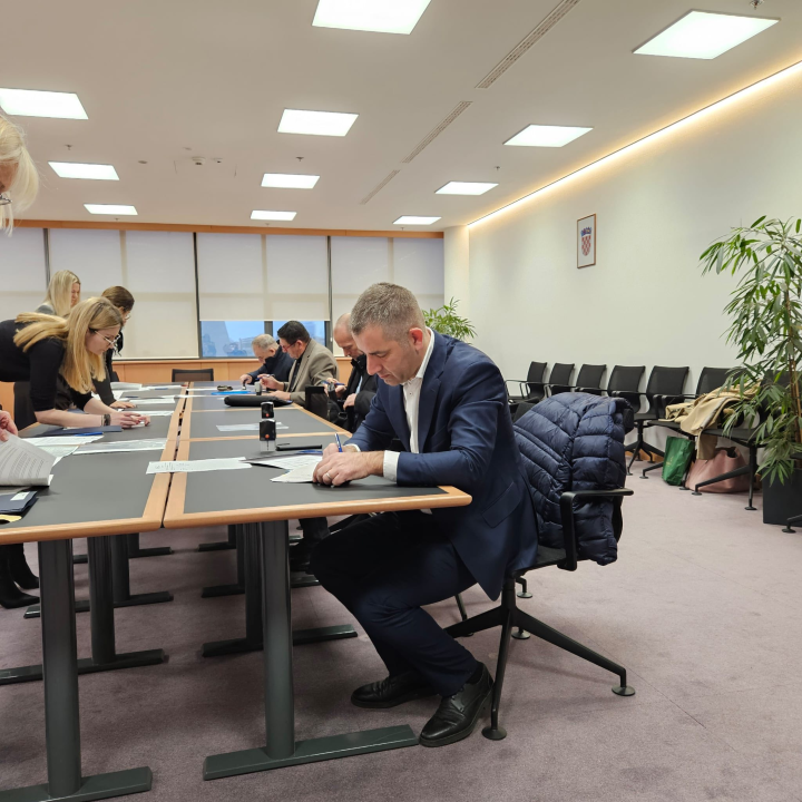 Gradonačelnik Drniša u Zagrebu potpisao ugovor za projekt 'Zaplivaj kroz znanje i kulturu'