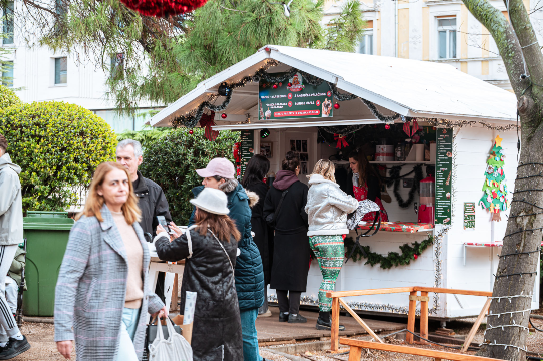 Badnjak u Šibeniku i ove godine uz savršeni soundtrack: Fenixi zapalili park
