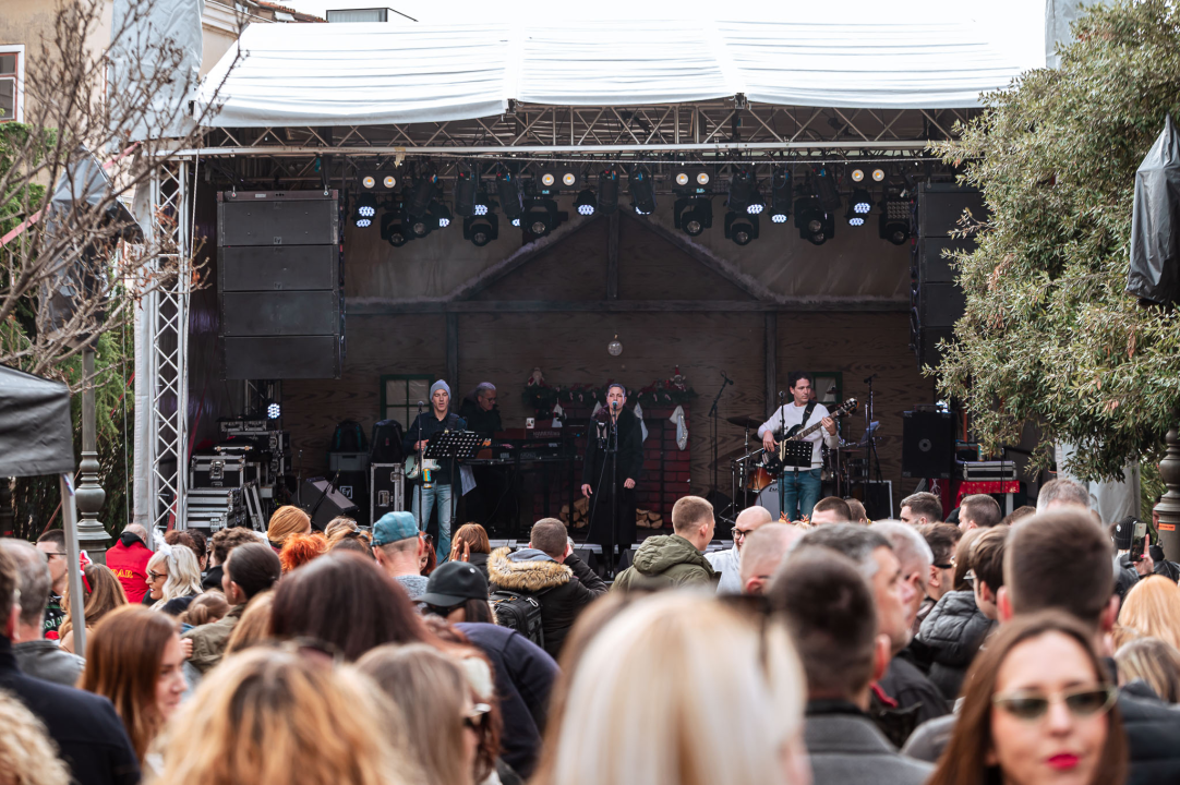 Badnjak u Šibeniku i ove godine uz savršeni soundtrack: Fenixi zapalili park