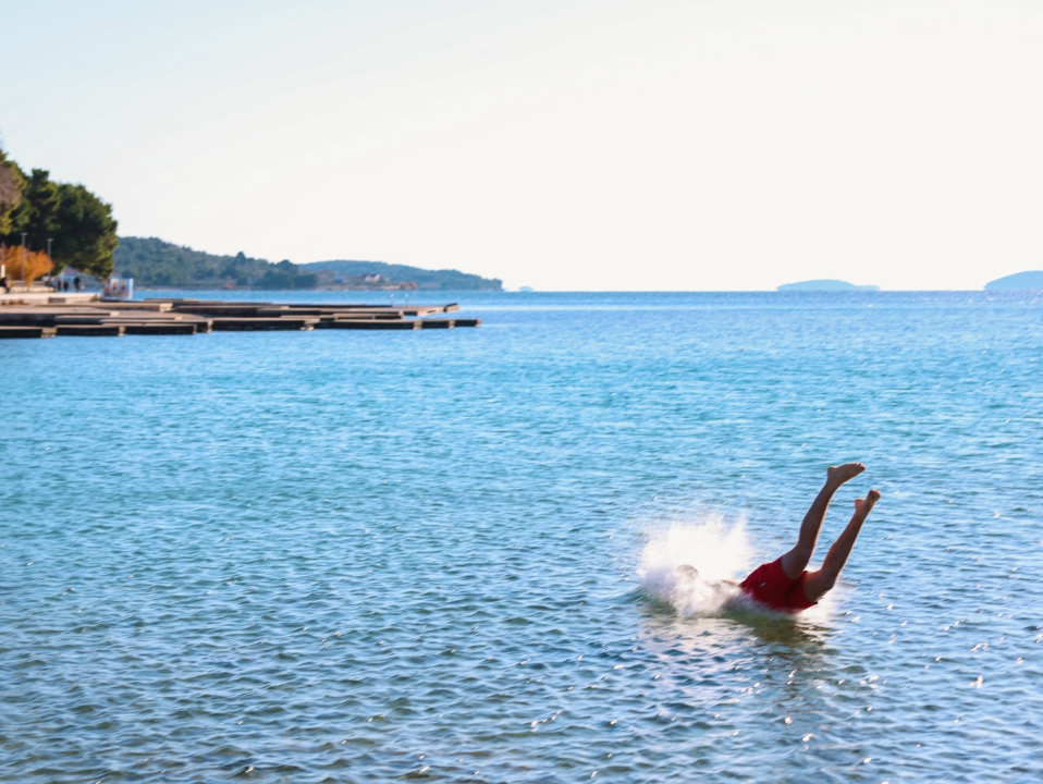 Vodičani danas nastavili tradiciju u bacili se u more na božićnom kupanju