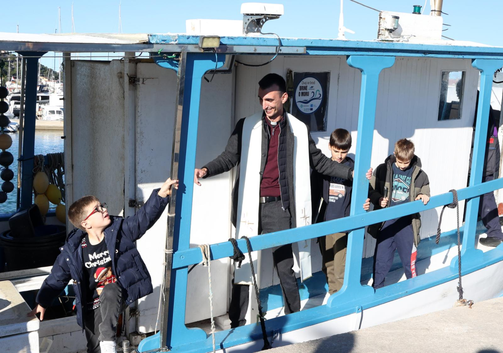 Don Ante Vrcić u Tribunju blagoslovio ribare i brodove