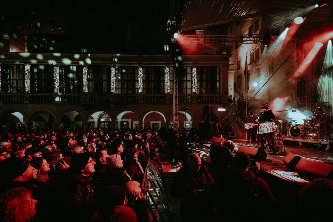 FOTO Šibenčani i gosti guštali u najluđoj noći na nekoliko lokacija, nije ih omela ni hladnoća
