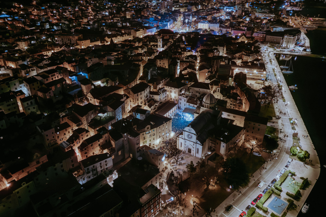 FOTO Šibenčani i gosti guštali u najluđoj noći na nekoliko lokacija, nije ih omela ni hladnoća