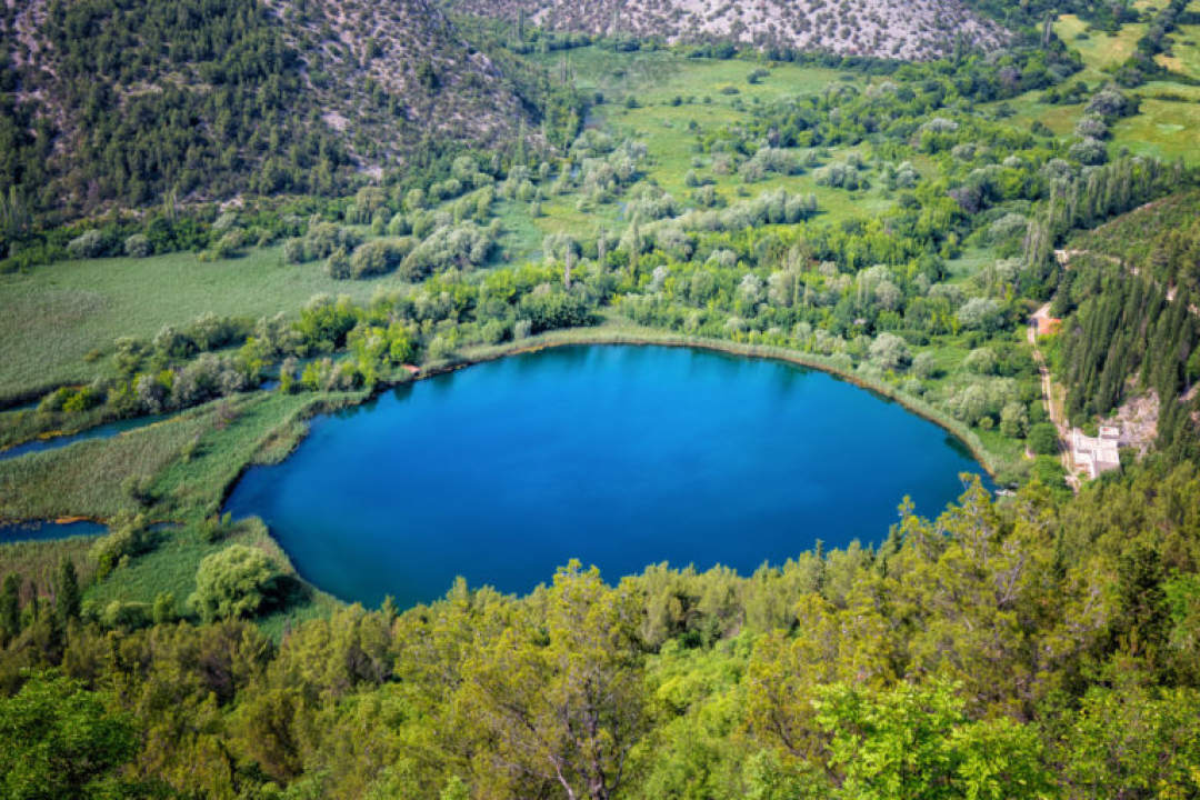 Idealno za izlet: Samo 15 minuta od Šibenika nalazi se jedan od najneobičnijih izvora u Hrvatskoj