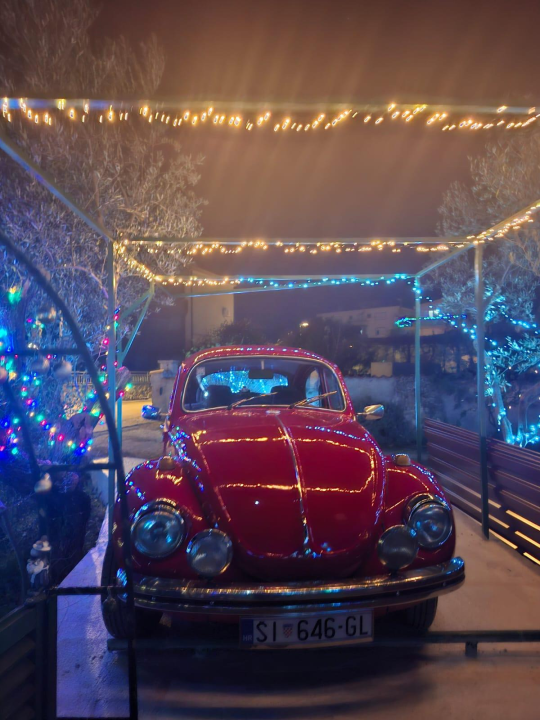 Obnovljena Buba atrakcija blagdanski uređenog dvorišta obitelji Vlahov na Srimi