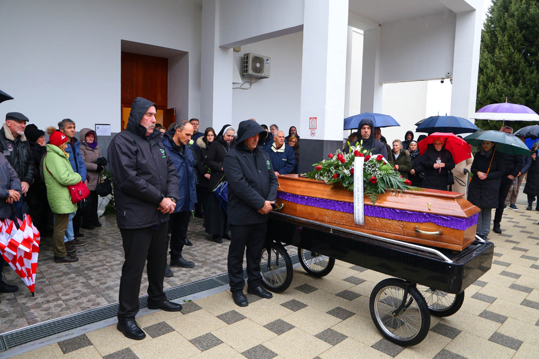 Don Ivan Rojko pokopan u svećeničku grobnicu na Gradskom groblju Kvanj