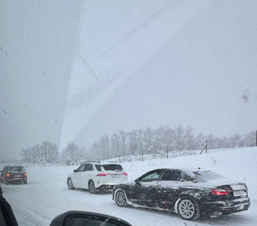 Prometni kolaps: Na A1 ljudi izlaze iz vozila usred snježne mećave, kolone i upozorenja