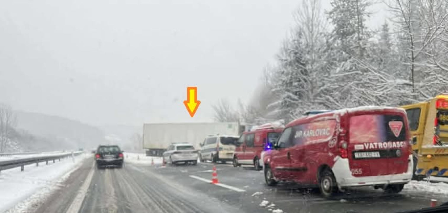Prometni kolaps: Na A1 ljudi izlaze iz vozila usred snježne mećave, kolone i upozorenja