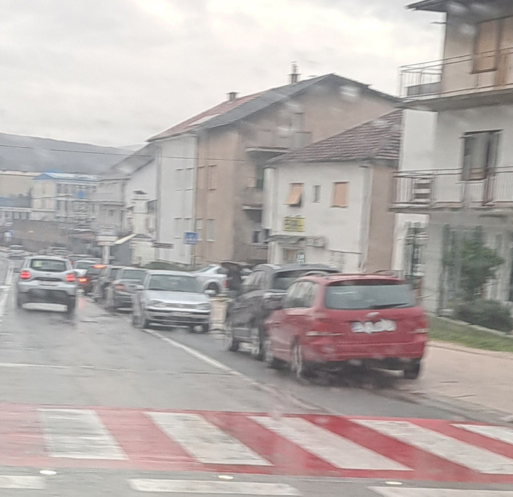 Problemi s parkiranjem na nogostupu svugdje, pa i u Kninu: 'To je sramota'