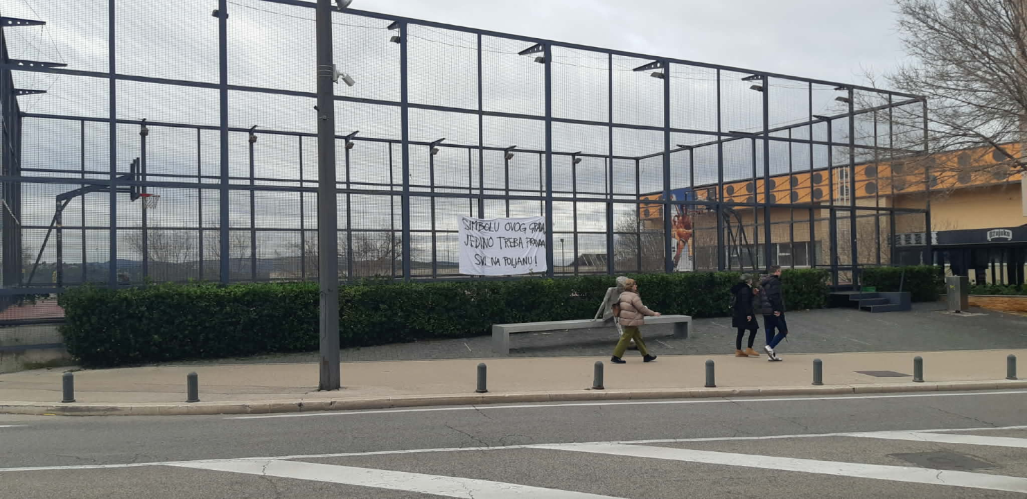 FOTO 'Šibenčani na noge' – Funcuti po gradu izvjesili transparente kojima pozivaju na subotnji mirni skup za spas HNK Šibenika