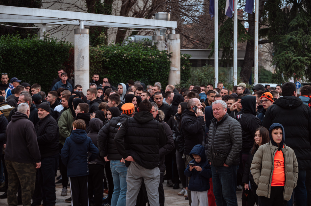 FOTO Funcuti ispred Grada odbili prihvatiti gašenje Šibenika: 'Šta će nam rotori kad nam odu dica?'