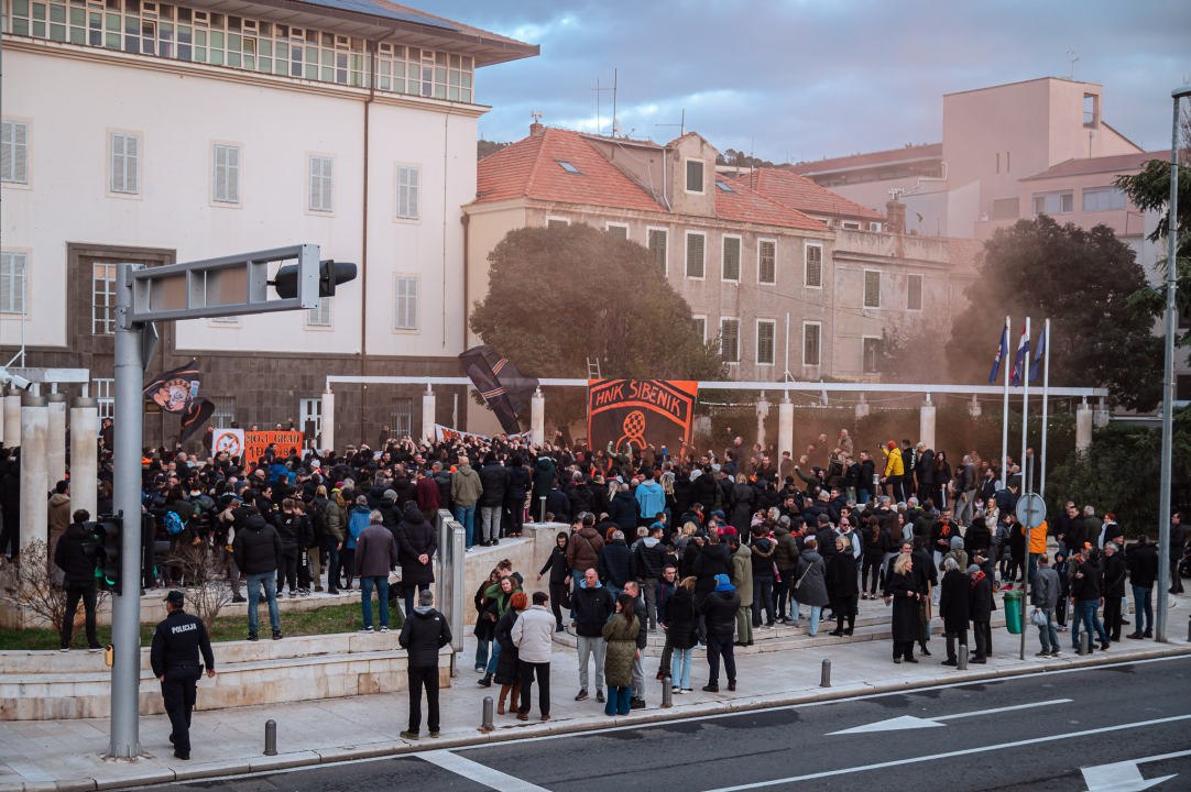 FOTO Funcuti ispred Grada odbili prihvatiti gašenje Šibenika: 'Šta će nam rotori kad nam odu dica?'