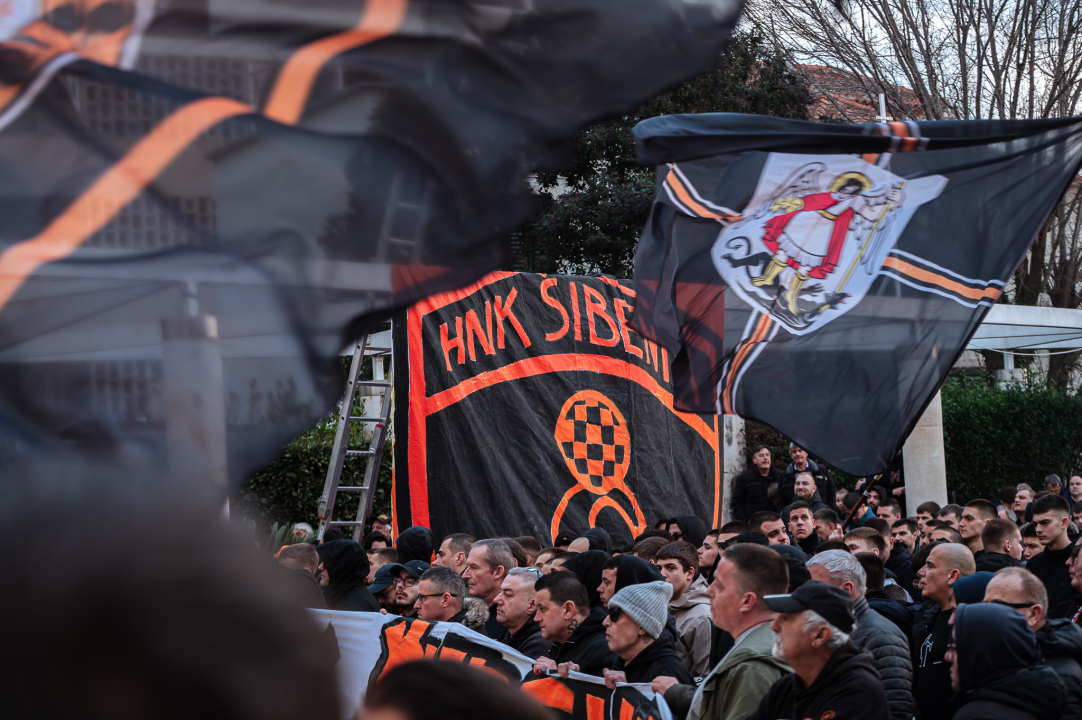 FOTO Funcuti ispred Grada odbili prihvatiti gašenje Šibenika: 'Šta će nam rotori kad nam odu dica?'