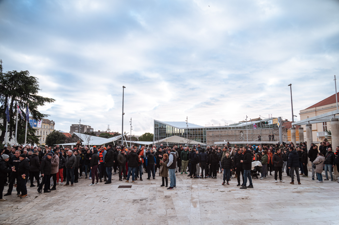 FOTO Funcuti ispred Grada odbili prihvatiti gašenje Šibenika: 'Šta će nam rotori kad nam odu dica?'