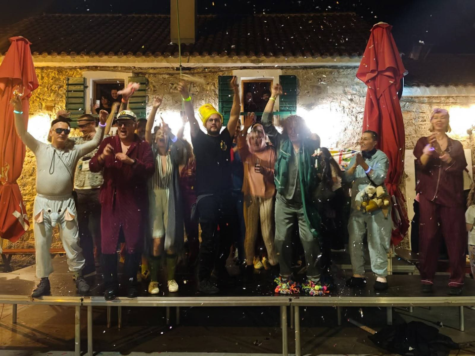 Cilo selo u pidžamama: Vodički pokladi počeli velikim partijem za sve generacije