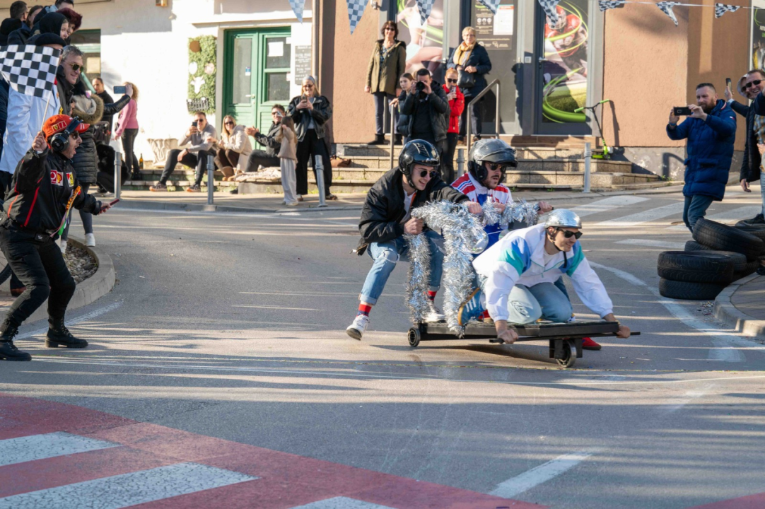 Vodička pokladna tradicija: 3 velika praščića pobjednici trke karića na balinjere