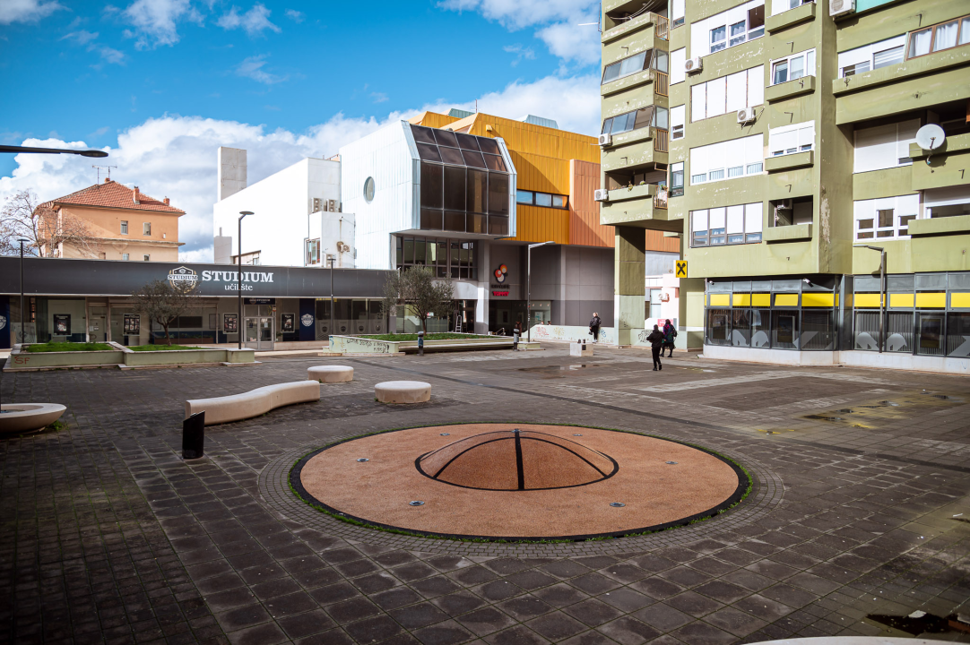 Uništena posveta velikanu šibenskog sporta: Što se događa s Trgom Dražena Petrovića?