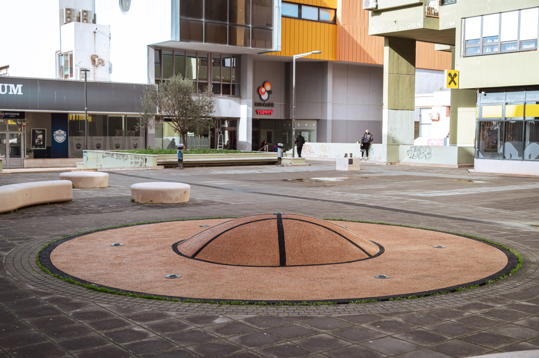 Uništena posveta velikanu šibenskog sporta: Što se događa s Trgom Dražena Petrovića?