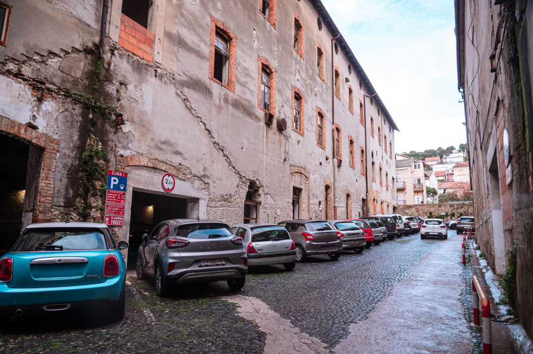 Ovako se to ne radi: Parkiran automobil blokirao ulaz u Šarinu pekaru