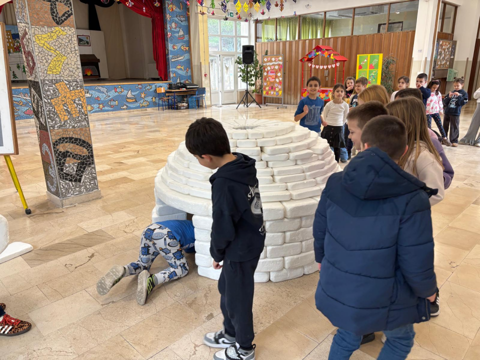 Prvašići šibenske OŠ Petra Krešimira IV okušali se u ulozi graditelja bunja