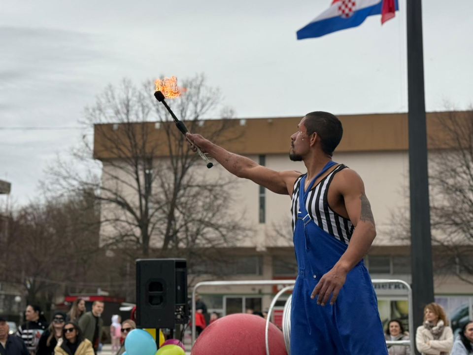 Šarenilo, smijeh i mašta: 350 maškara razveselilo Knin unatoč kiši