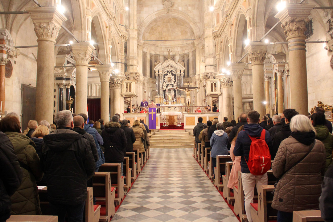 Obredom pepeljanja u katedrali sv. Jakova obilježena Čista srijeda ili Pepelnica