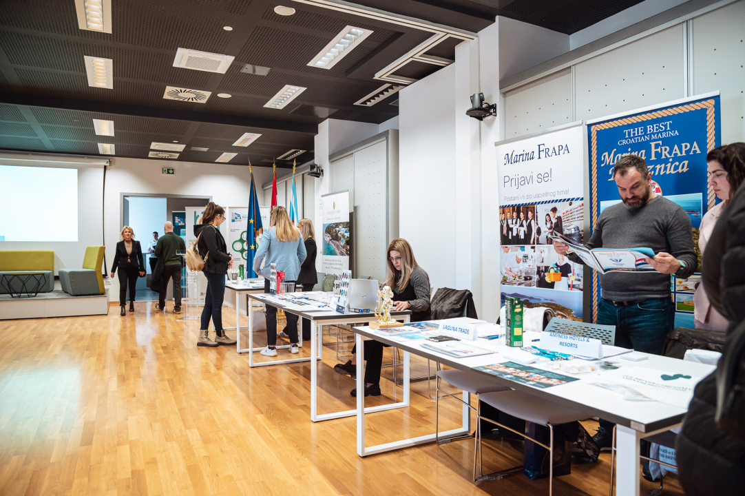 Prilika za izravan kontakt s poslodavcima: 'Dani poslova’ okupili brojne sudionike iz cijele županije