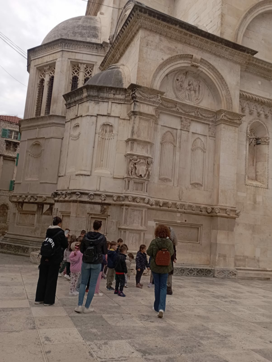 FOTO Mališani iz vrtića Pčelica u prigodnoj šetnji učili o poznatim Šibenčankama
