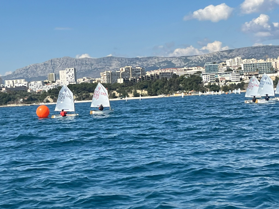 FOTO Jedriličari Šibenika i krapanjskog Spužvara na 'Trofeju Zenta': Jakov Blinja, Zara Šimunić i Mila Perkov do medalje
