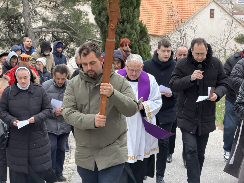 Ususret Cvjetnici održan križni put do tvrđave