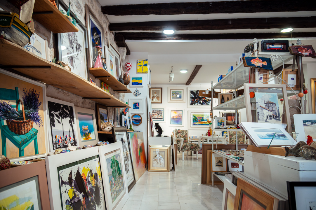 FOTO Proljeće u zraku, a novi komadi i popusti u Galeriji Juraj Dalmatinac!