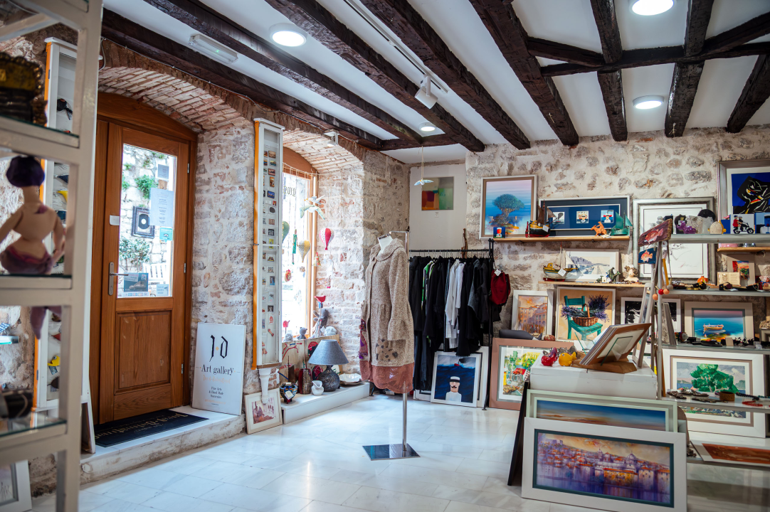 FOTO Proljeće u zraku, a novi komadi i popusti u Galeriji Juraj Dalmatinac!