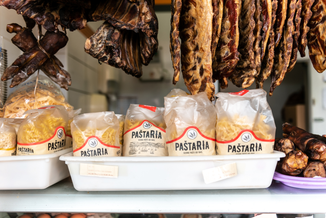 FOTO Jaja, pivci, šunka… Za ukusni blagdanski ručak opremite se u Petrović Delikatesama!