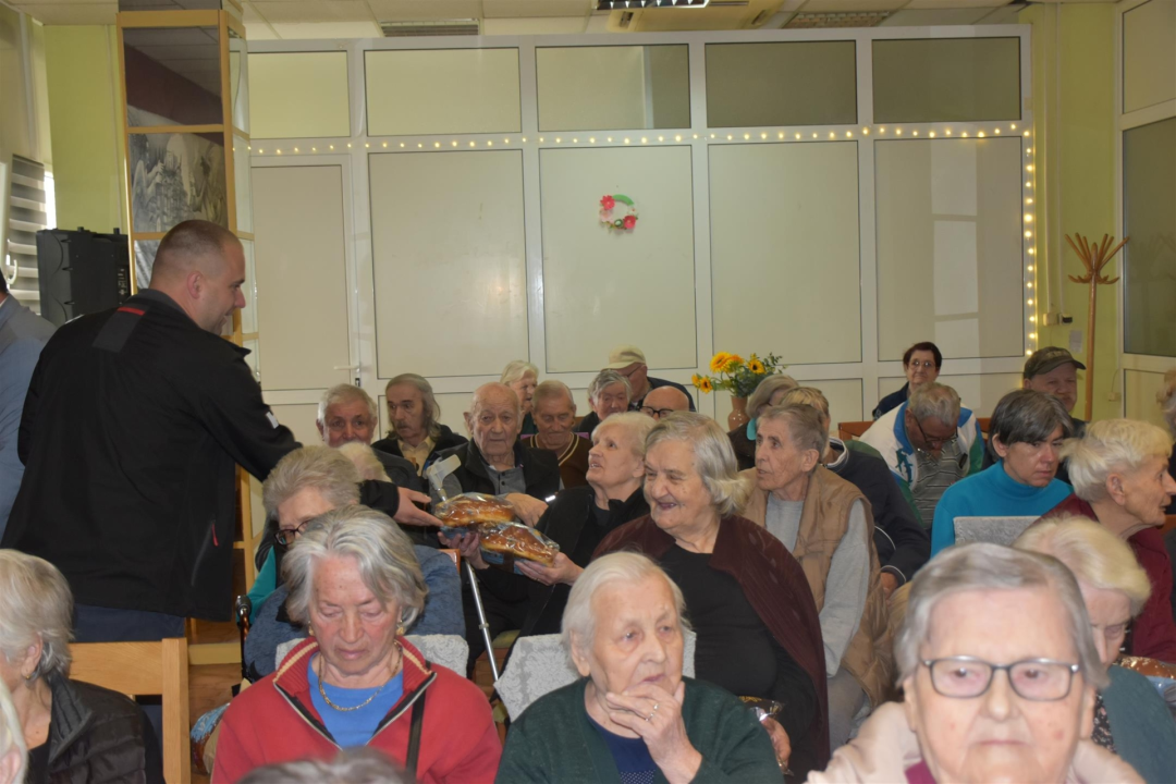 FOTO Župan Rakić posjetio korisnike Cvjetnog doma, podijelio im uskrsne pogače