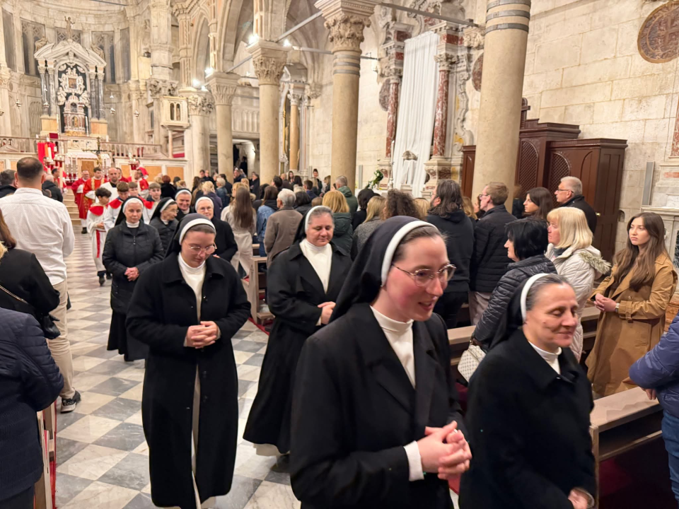 Veliki petak u katedrali sv. Jakova: 'Krist je dragovoljno ušao u smrt da bi čovjeku donio život'