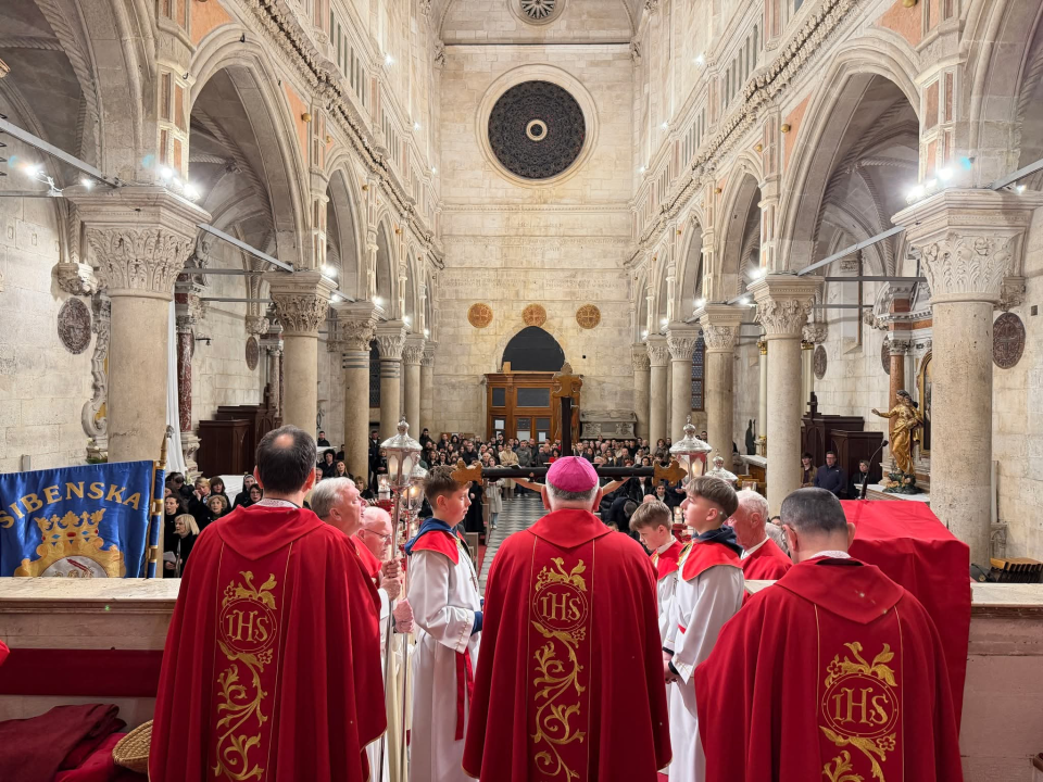 Veliki petak u katedrali sv. Jakova: 'Krist je dragovoljno ušao u smrt da bi čovjeku donio život'