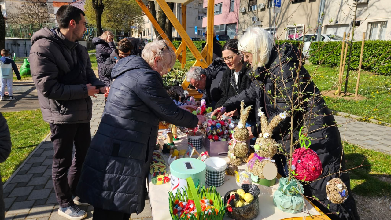 Od meda, pogača do dekoracija: Bogata ponuda na uskrsnom sajmu u Kninu