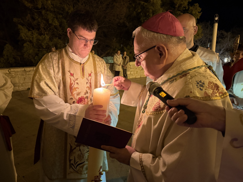 FOTO Vazmeno bdijenje u šibenskoj katedrali: Govoriti o Uskrsnuću znači tepati