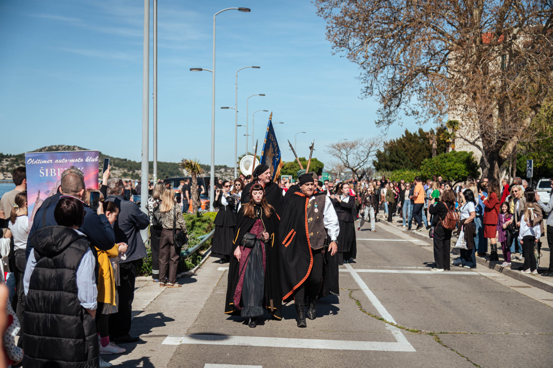 FOTO Obrtnici i ove godine pripremili uskrsni doručak u Šibeniku, glavna zvijezda bila je mega fritaja