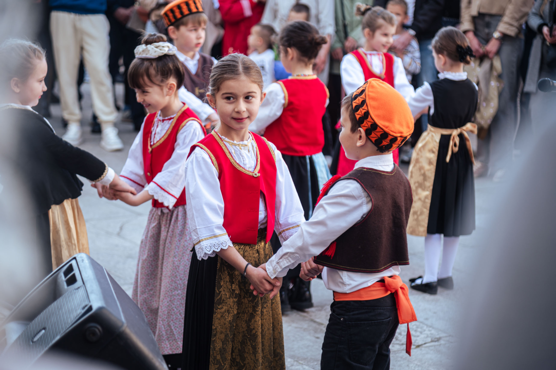 FOTO Obrtnici i ove godine pripremili uskrsni doručak u Šibeniku, glavna zvijezda bila je mega fritaja