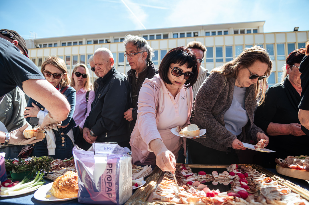 FOTO Obrtnici i ove godine pripremili uskrsni doručak u Šibeniku, glavna zvijezda bila je mega fritaja