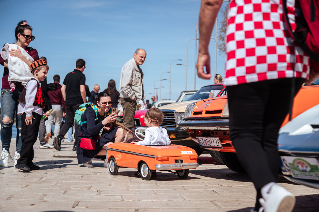 FOTO Obrtnici i ove godine pripremili uskrsni doručak u Šibeniku, glavna zvijezda bila je mega fritaja