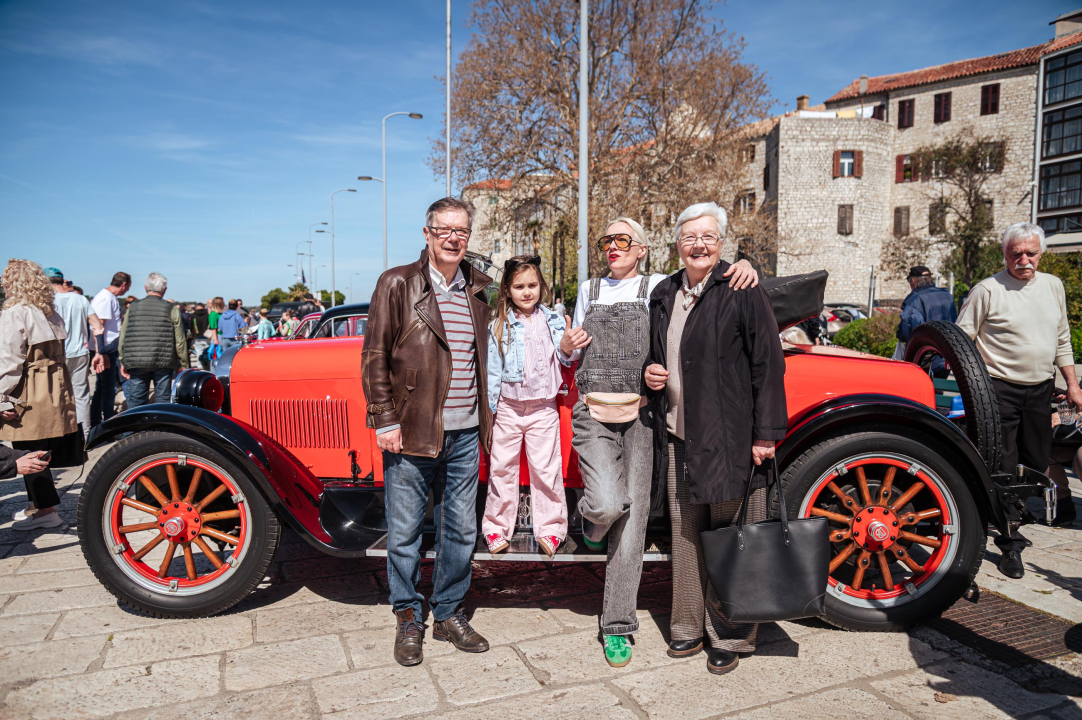 FOTO Obrtnici i ove godine pripremili uskrsni doručak u Šibeniku, glavna zvijezda bila je mega fritaja