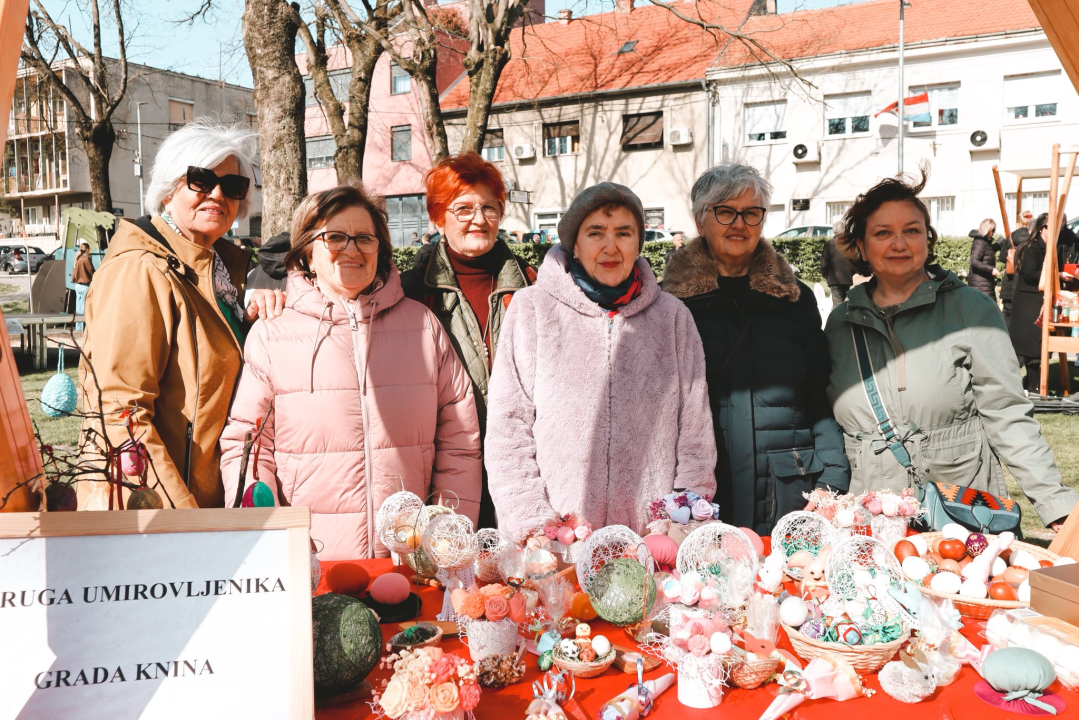 Proljetni ugođaj u središtu Knina: Uskrni sajam okupio brojne građane i posjetitelje