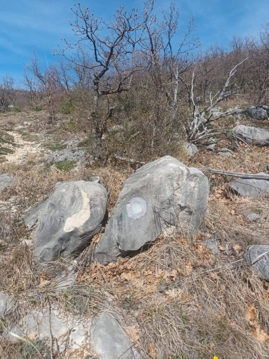 Vandali opet uništili markacije na Promini: 'Frustracijama nije mjesto na planinarskim stazama'