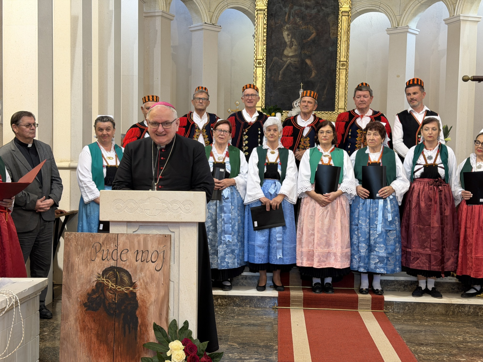 Smotra izvornog pučkog crkvenog pjevanja Šibenske biskupije održana u Primoštenu